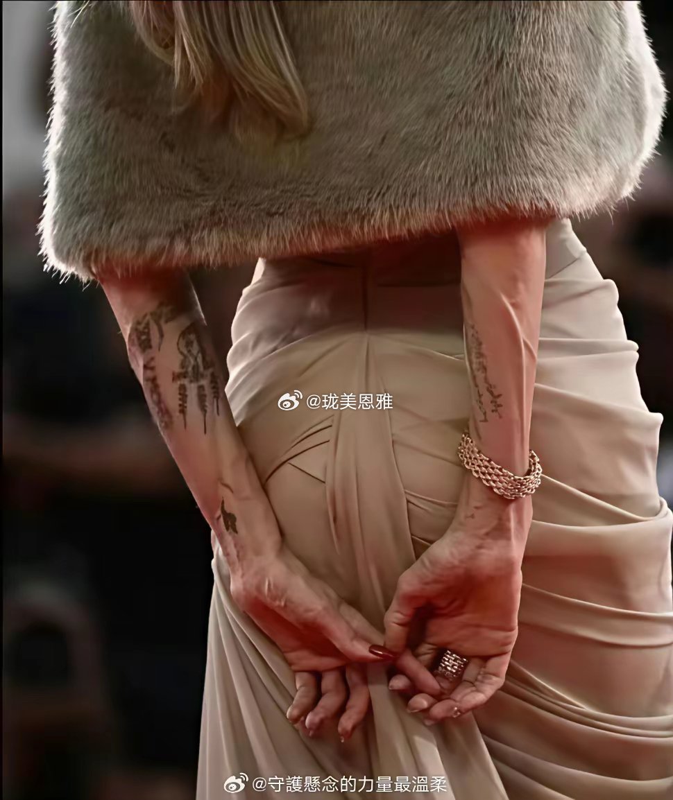 皮特前妻安吉丽娜朱莉难怪离婚了，这谁看不瘆得慌脸还在，手咋了，这么明显的青筋…