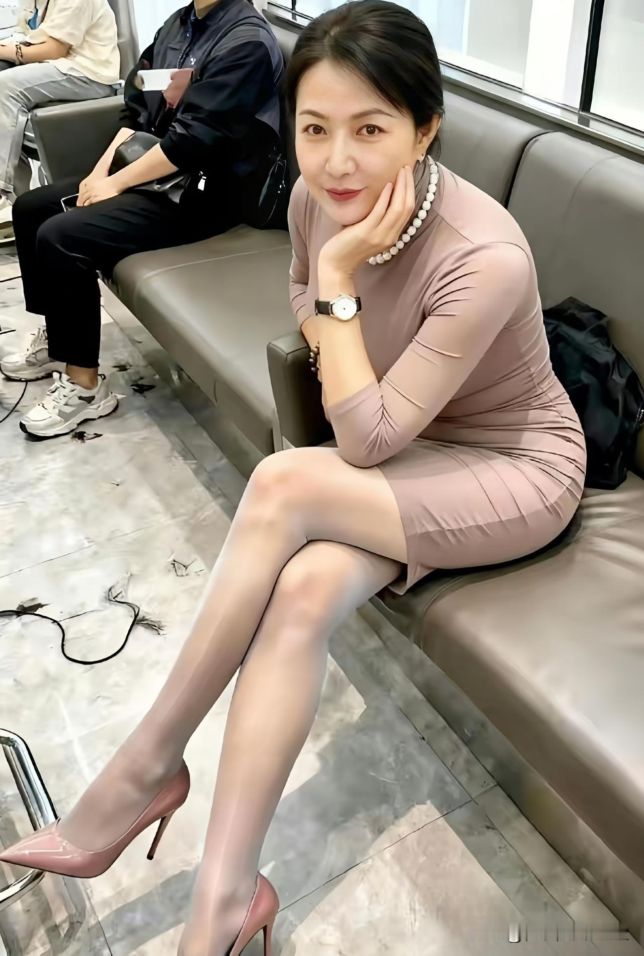 优雅气质，粉裙与高跟鞋的完美搭配