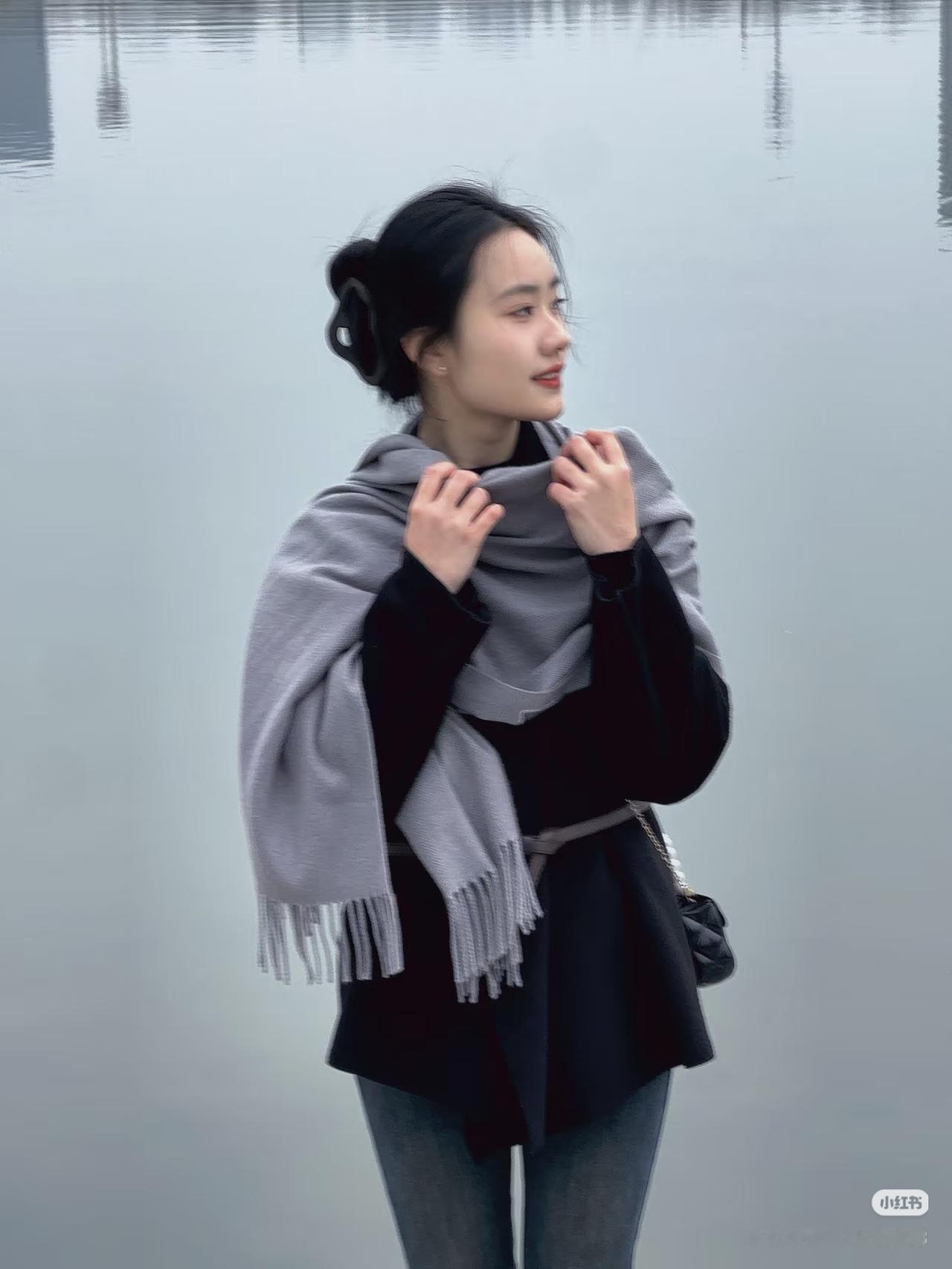 湖畔轻纱拂，风姿似画卷。