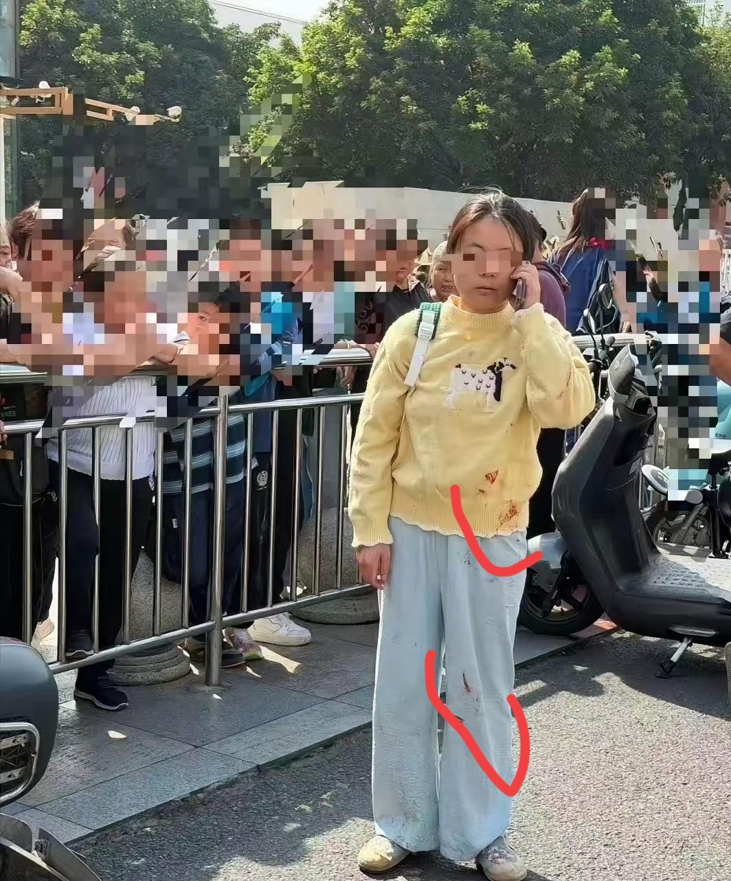 照片里那片暗红，刺眼。黄毛衣下摆一大片，浅色裤子的膝盖上也沾了——那血不是她的，