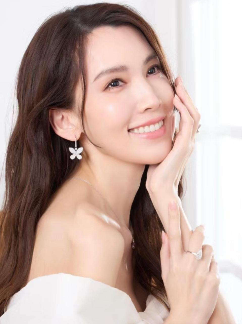 陈若仪的压力，其实不外乎两个原因：1，容貌焦虑。女人到了一定年龄，很容易产生