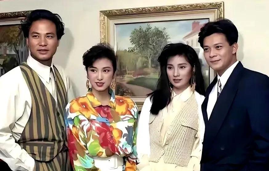 都说米雪（左二）年轻时容貌出众，小编觉得苗侨伟的太太戚美珍（右二）清纯雅致，