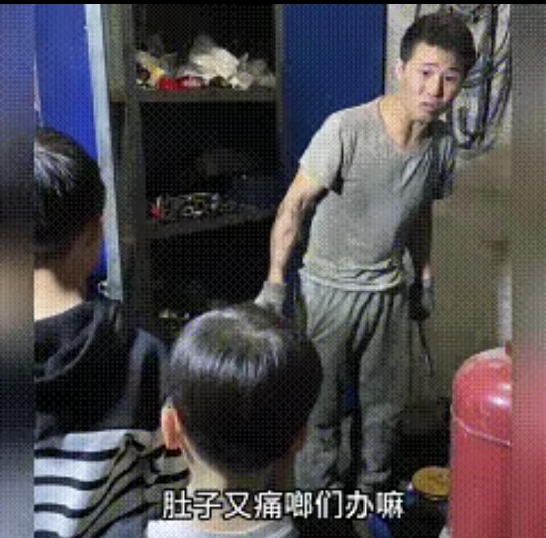 已经晚上9点了，外面还下着大雨，丈夫迟迟没有回家。女子放心不下，带着两个孩子一路