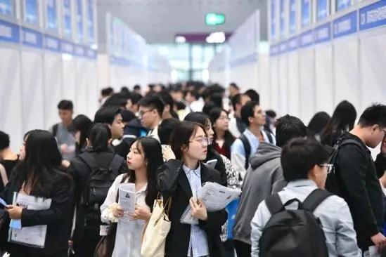 广东为何提出引进100万大学毕业生？！近日获悉，广东省2024年GDP突破14