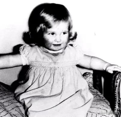 戴安娜的妈妈弗兰西斯在戴安娜很小的时候就和别的男人私奔了，理由是戴安娜爸爸约翰家