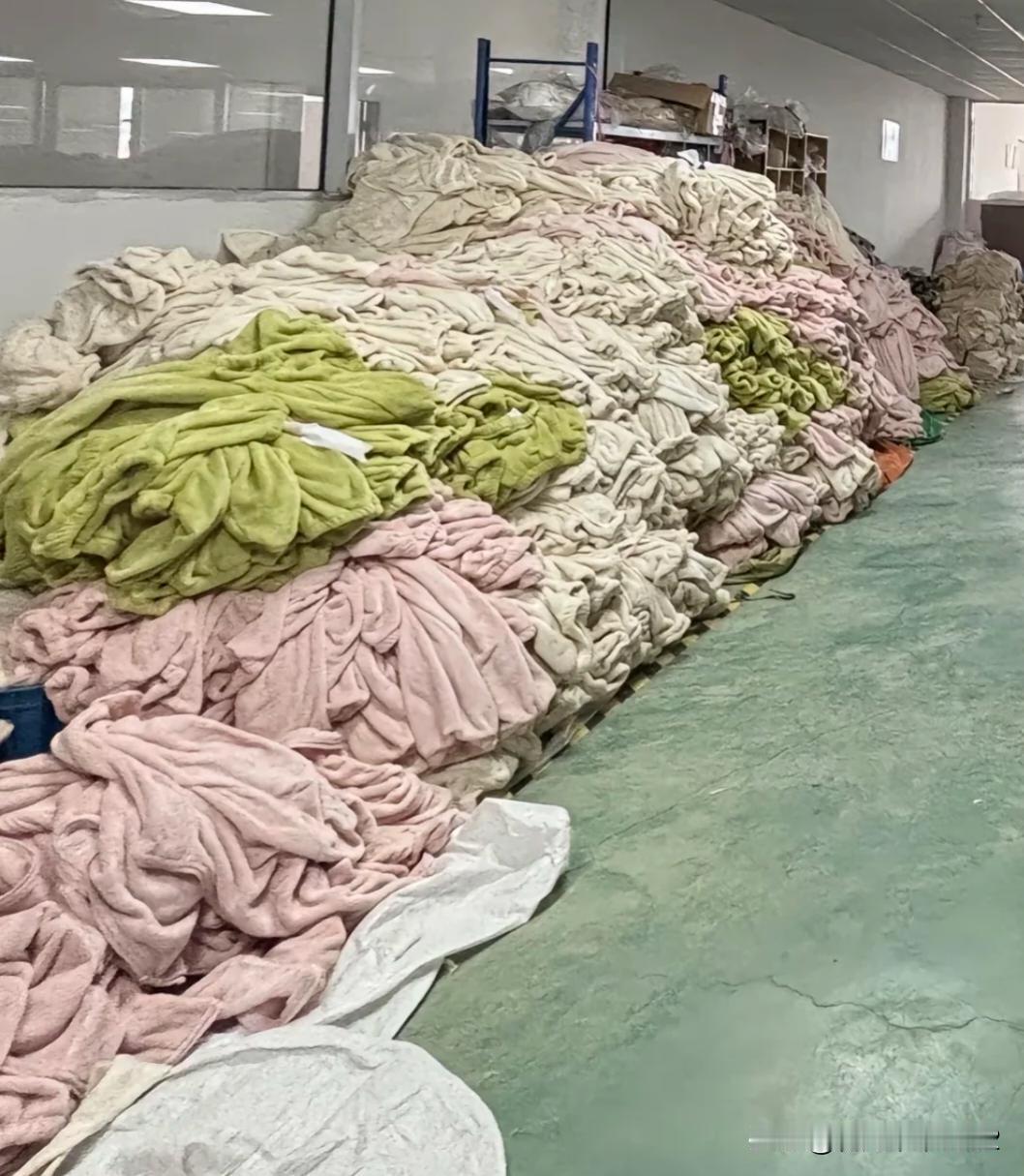 新衣服到底要不要洗了再穿？服装老板说出真相，很多人做错了刚买回来的新衣服，