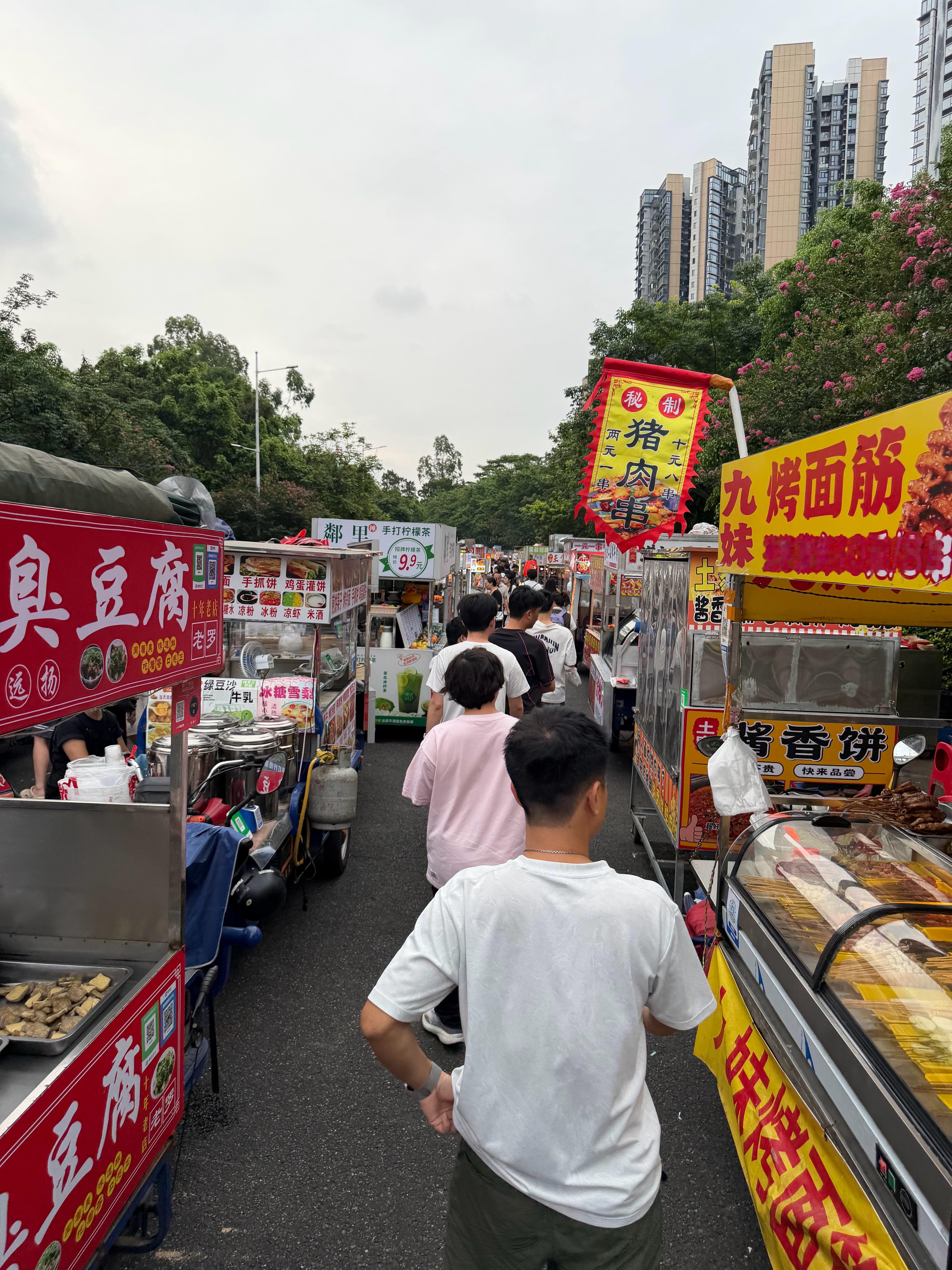 惊奇发现，夜市小吃摊卖的凉皮价格，它也不便宜呀，和有房租门店的卖的价格是一样的，