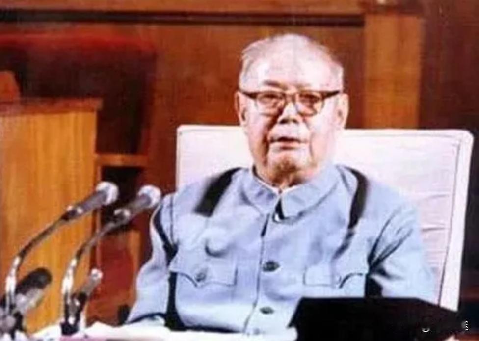 1976年9月8日深夜，毛主席处于弥留之际，中央政治局的委员分组向毛主席告别。