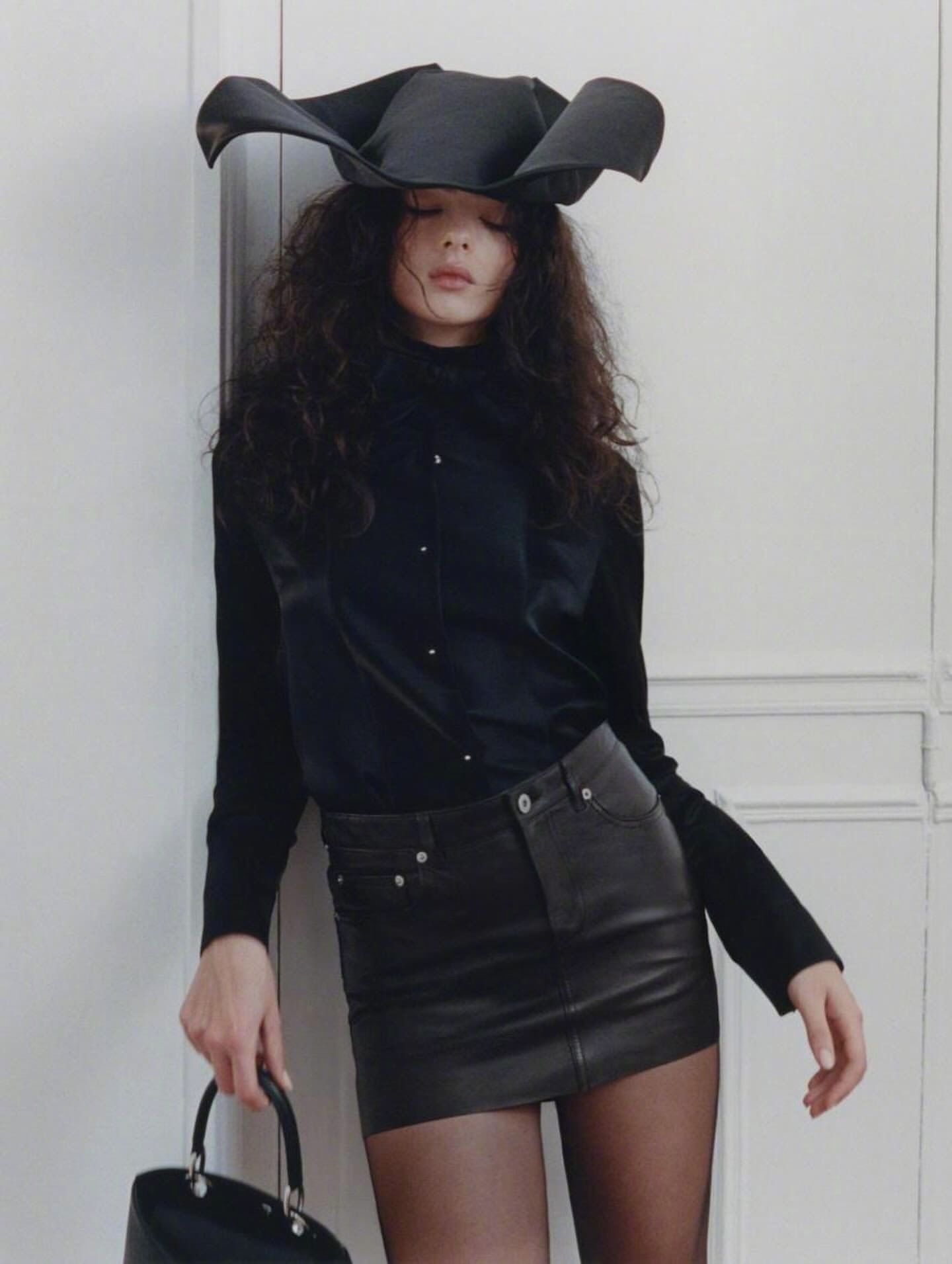 戴娃DevaCassel登上BehindTheBlindsMagazi