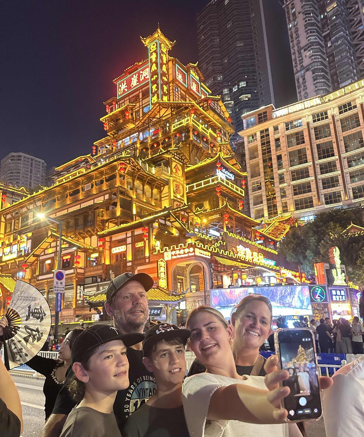 10月7日晚上，重庆洪崖洞，依旧有很多外国人在这里游玩。嗯，这个国庆节，重庆动物