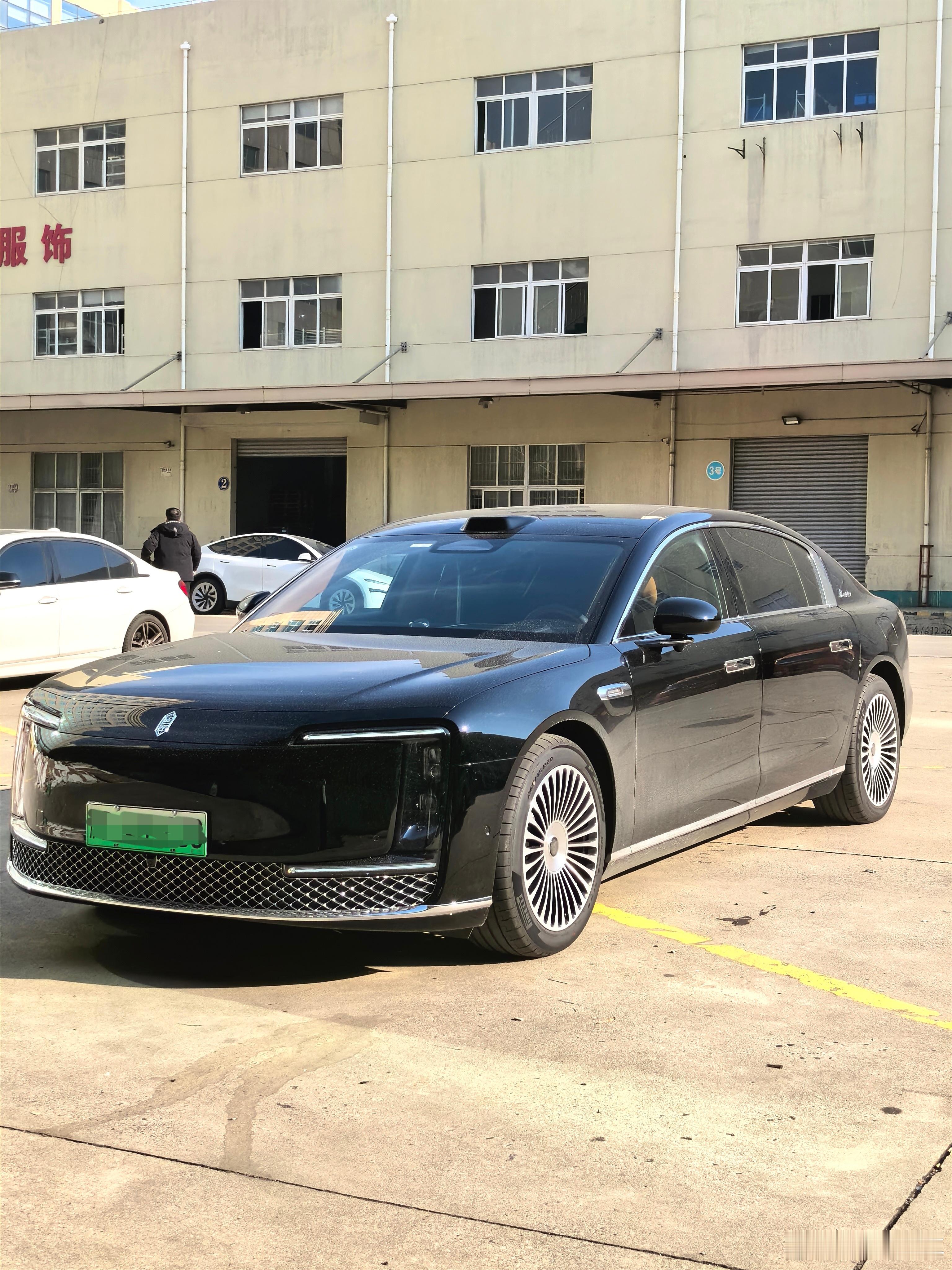 今天拜访了一位尊界S800的车友，他的车是星耀黑大五座，提车十多天，大哥说选这车