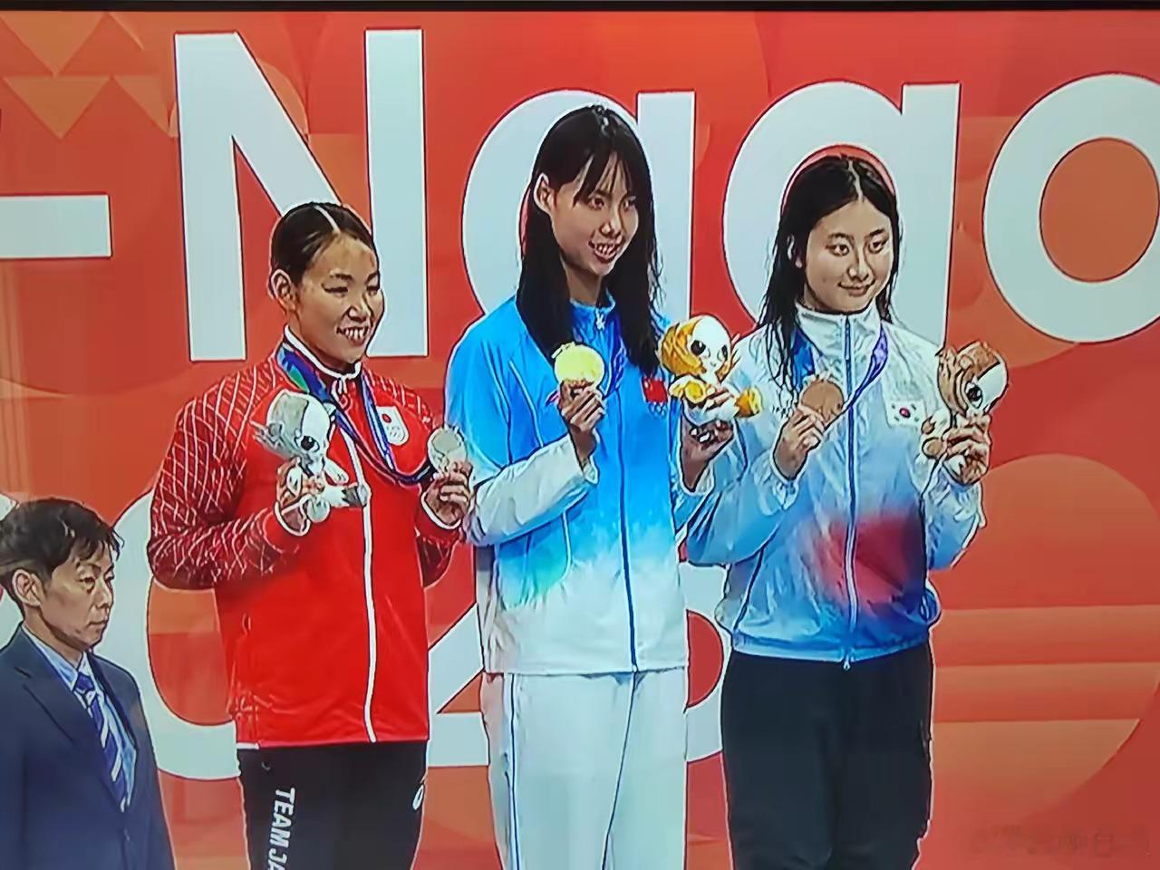亚运会游泳赛场领奖台。日本运动员确实偏瘦小了点，单是臂展就很吃亏。​​​