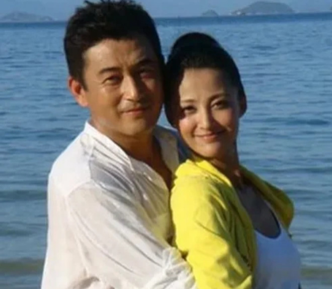 2005年，40岁的王志飞猛烈追求还在读大学的张歆艺，两年后才与前妻离婚。201