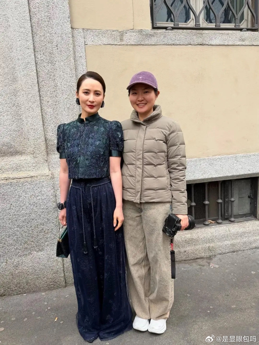 50岁蒋勤勤现身意大利街头被偶遇，她的打扮好贵气，全身都是名牌货，她穿了一套新中