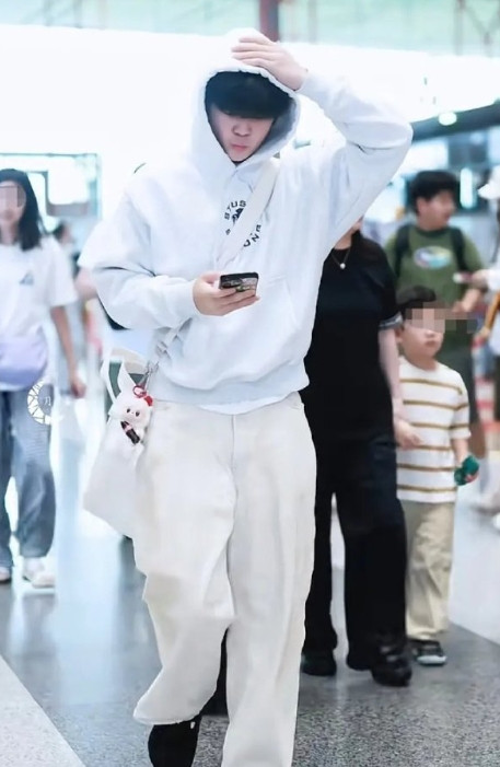 胡可和两个儿子现身机场，安吉身高超180cm，小鱼儿也比妈妈高了不少！