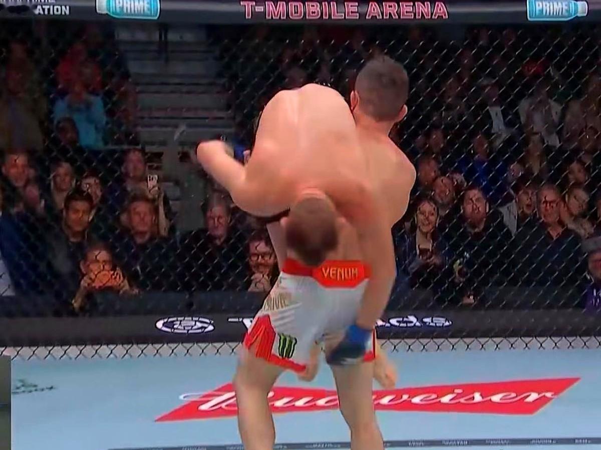 彼得严这数据简直是降维打击。就看这俩人的数据对比，真的真的离谱。彼得严200