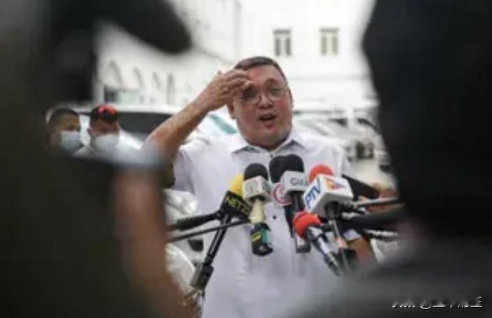 菲律宾前总统杜特尔特的发言人哈里·洛克律师周日谴责菲律宾政府请求对其发出红色通缉