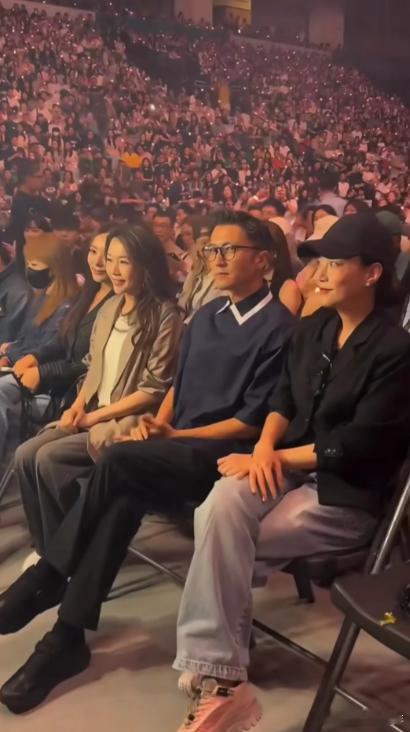 关智斌演唱会，谢霆锋、霍汶希坐在第一排观看。如果从谢霆锋前面视角看过去，英皇对关