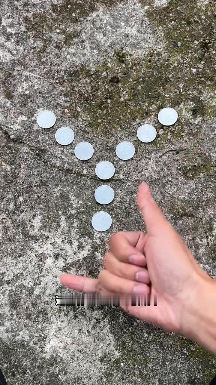 硬币无中生有谜题。据说这就是连科学都无法解释的硬币反自然现象。接下来仔细看，这