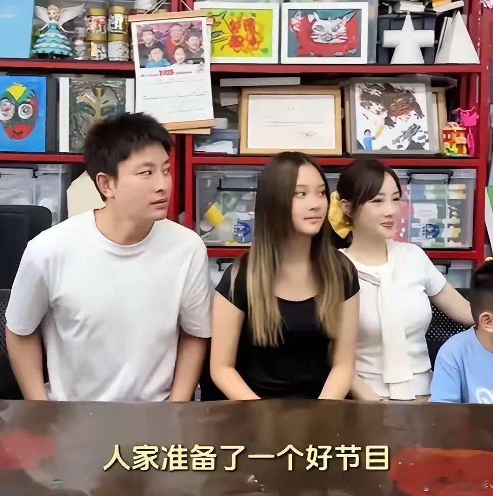 贾乃亮的内心是复杂的吧！​如果不是女儿的邀请，我想他应该不会再跟前妻同框了吧，我要是男的我可能都不能