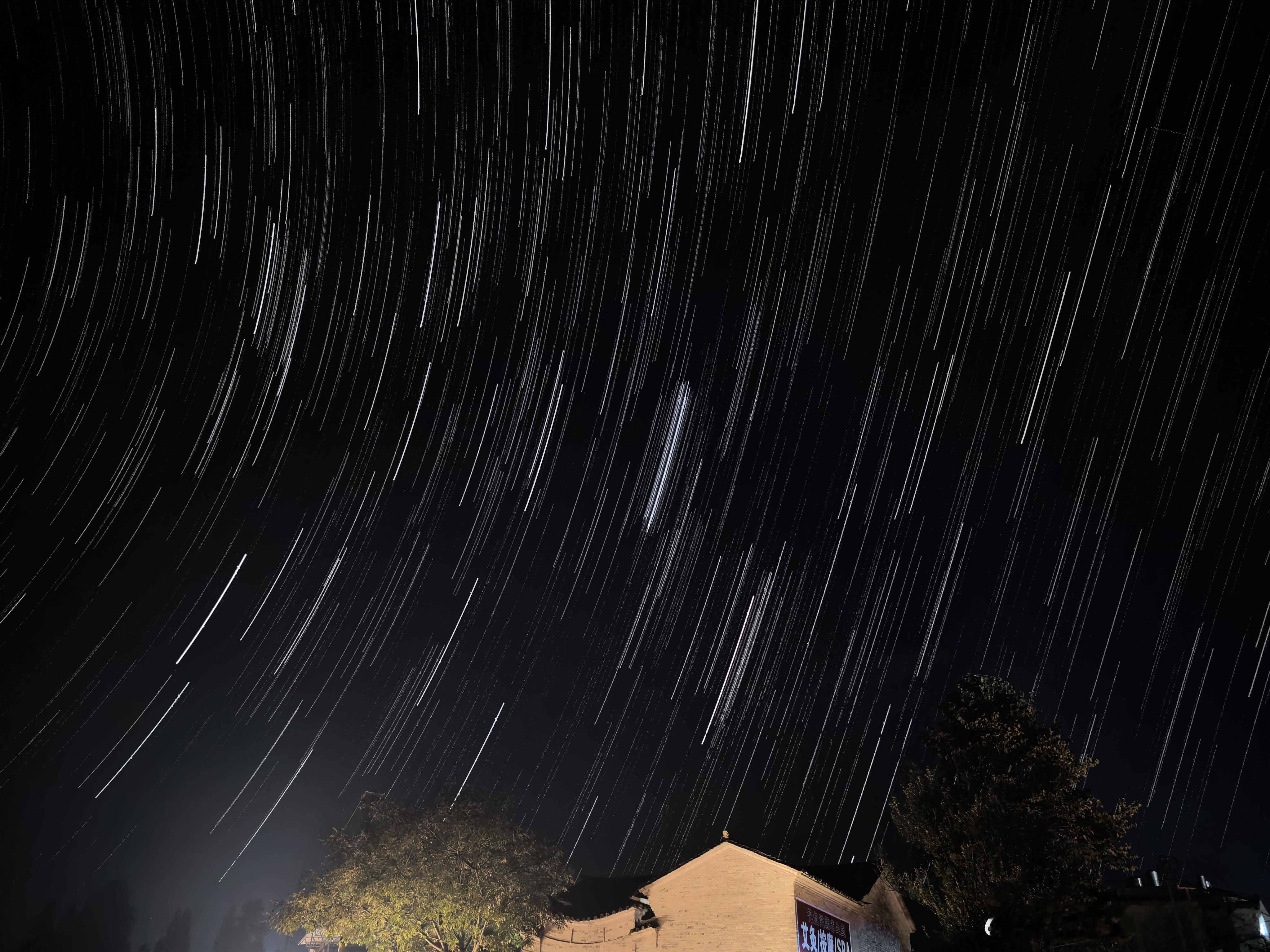 在云南腾冲，华为MateRS70拍星轨，抬头仰望星空，大千世界无奇不有。