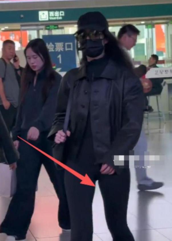 缺席时装周低调跑路，紧身裤勒出真实身材，三角区尴尬直接藏不住！当天刘亦菲全副