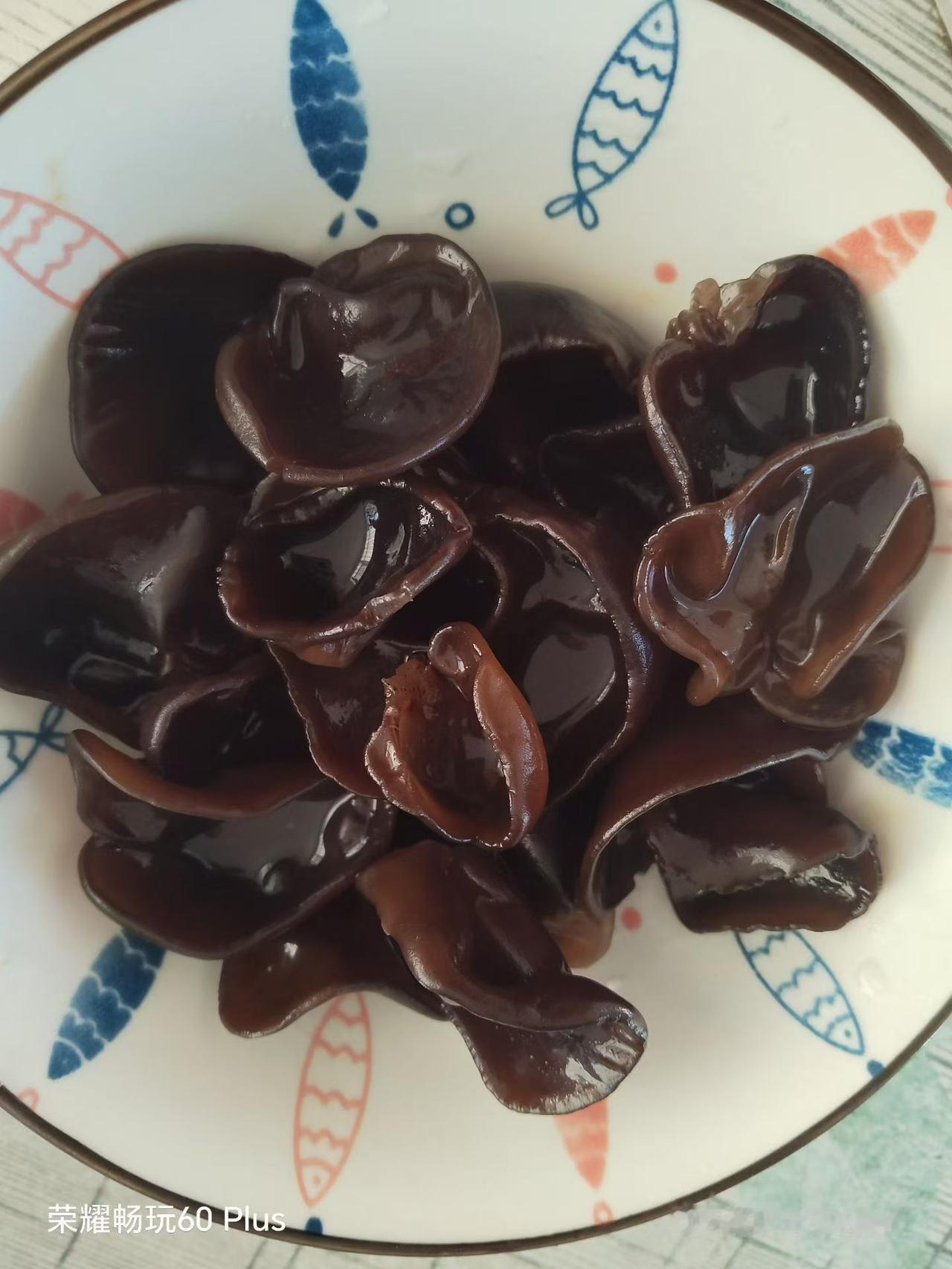 一碗黑乎乎的木耳，看着有点奇怪。