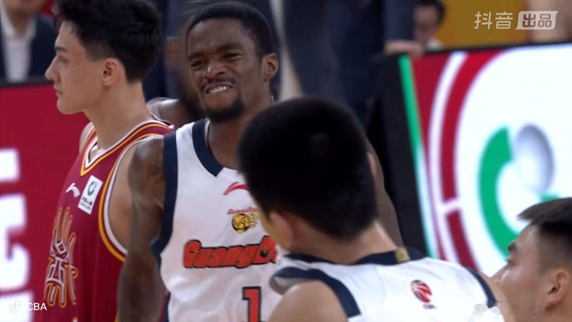 我靠萨姆纳这表情，看起来摔倒得不轻啊，一瘸一拐地下去了，难受，千万别有事啊山西男