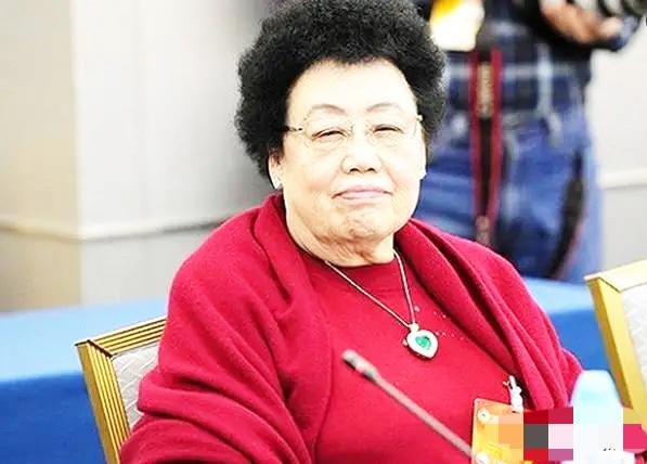 陈丽华的人生，从来都是自己掌舵！18岁嫁电信高管生儿育女，可这份传统婚姻终究