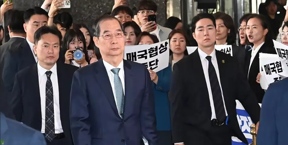 韩国代总统被要求留任引争议韩国代总统发言完毕，国会议长竟然邀请他继续
