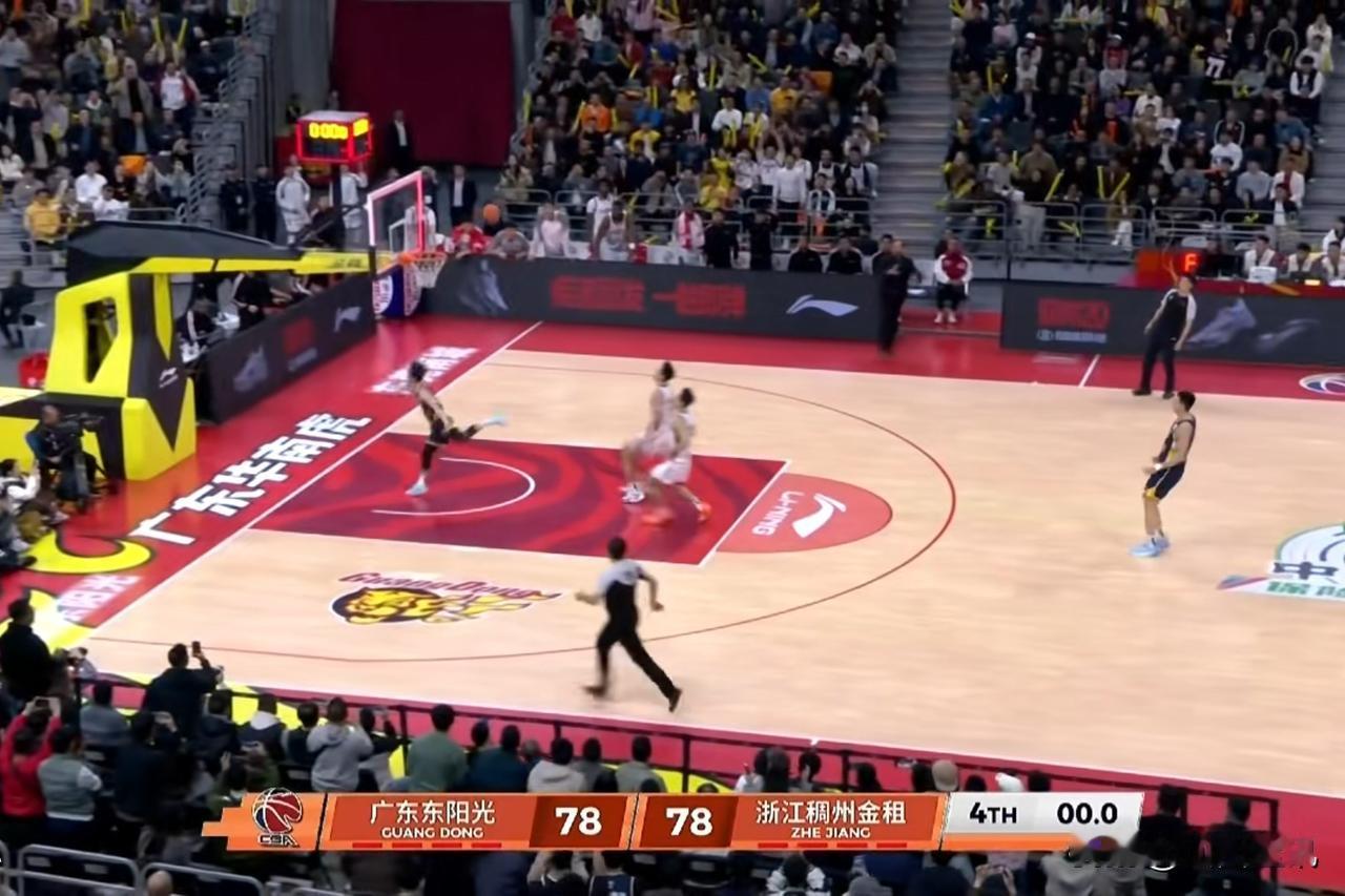 广东男篮与浙江稠州加时赛！约克压哨绝杀广东男篮。今晚，浙江稠州金租男篮去广东东
