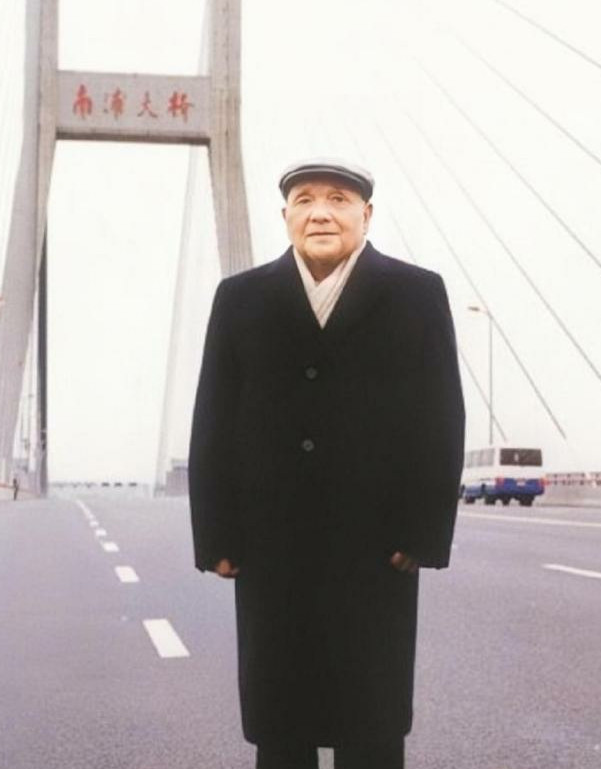 照片拍摄于1992年2月，是邓公视察上海在南浦大桥上的留影。当时的邓公已是88岁
