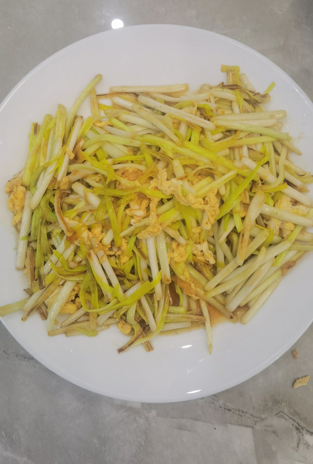 简单炒两个菜，配个馒头，这馒头属实有点大