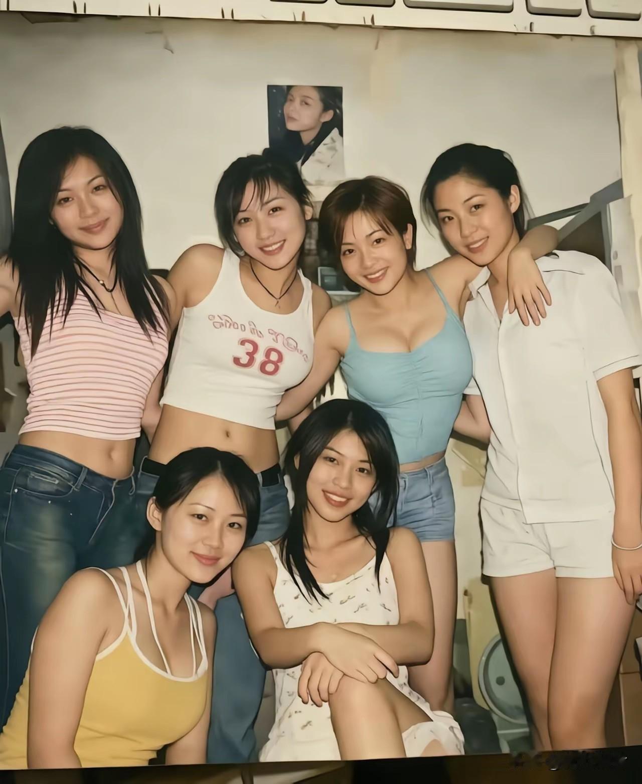 现在来看20年前的女孩简直个个都是美女。没有美颜，没有滤镜，头发没有乱七八糟的颜