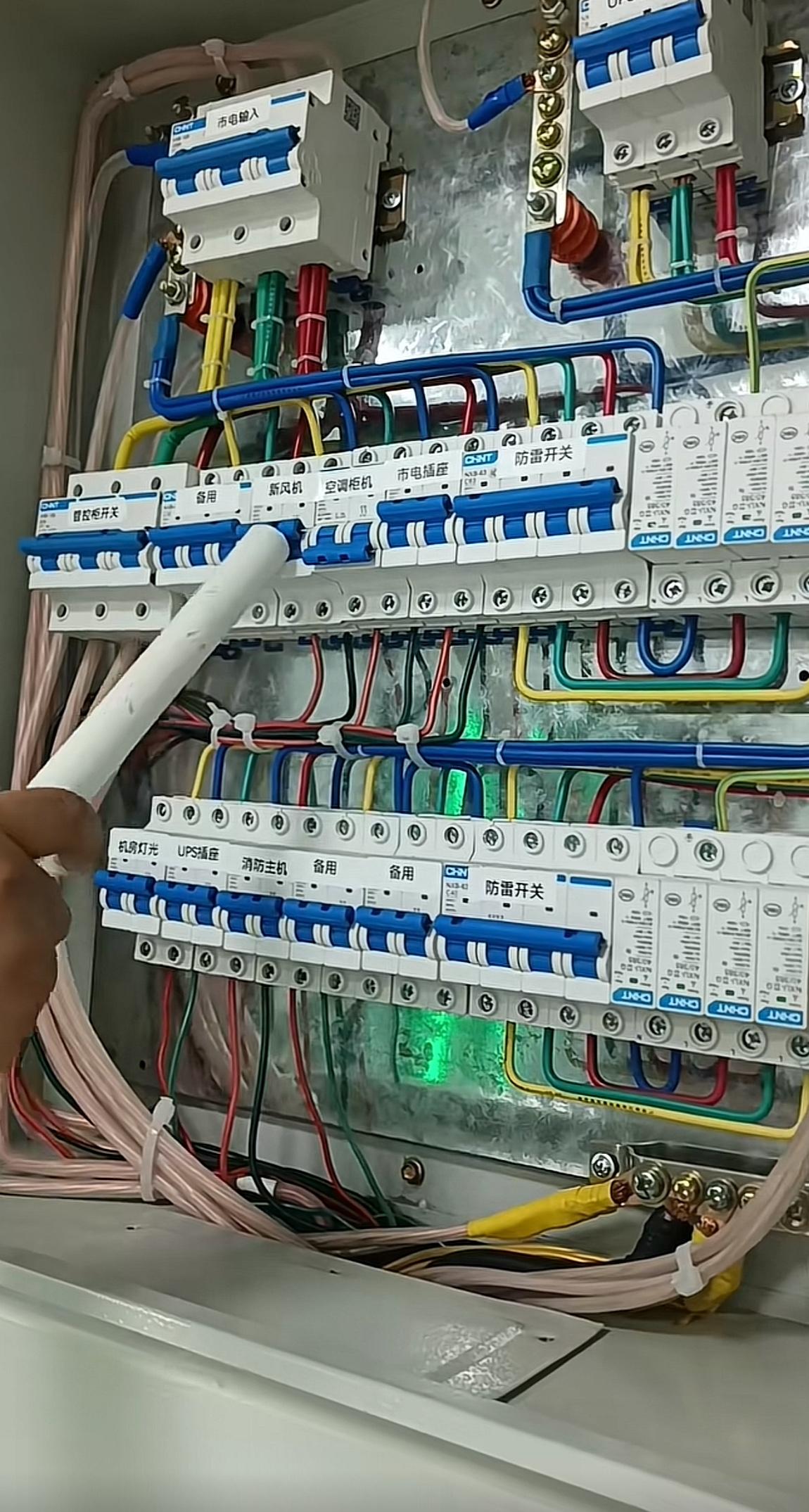 车间主管打电话给7000元一月的电工来车间修一盏灯，车间主管跟电工说：有一盏灯一