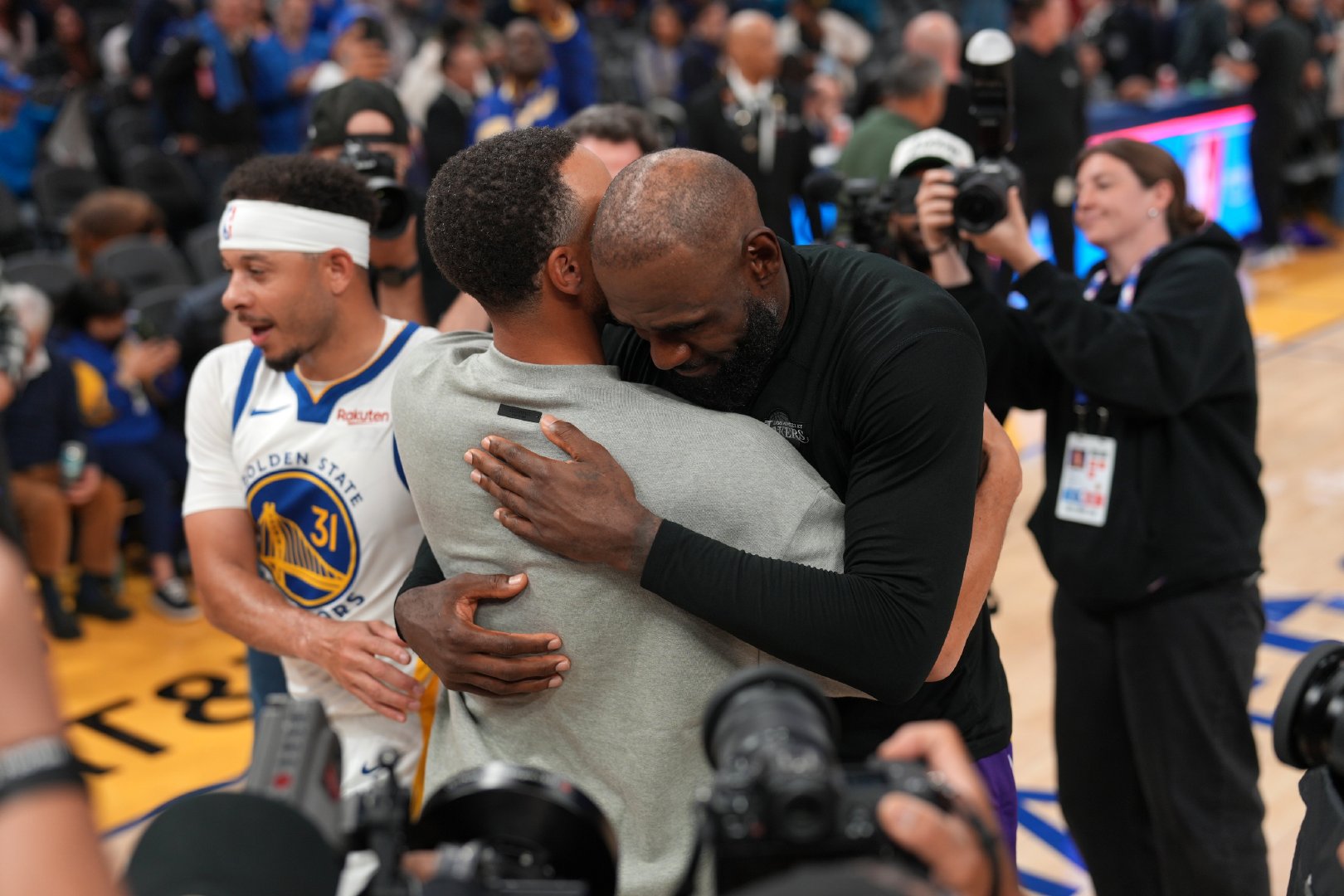 NBA记者Brett Siegel在节目中谈到了詹姆斯的未来去向。 ...