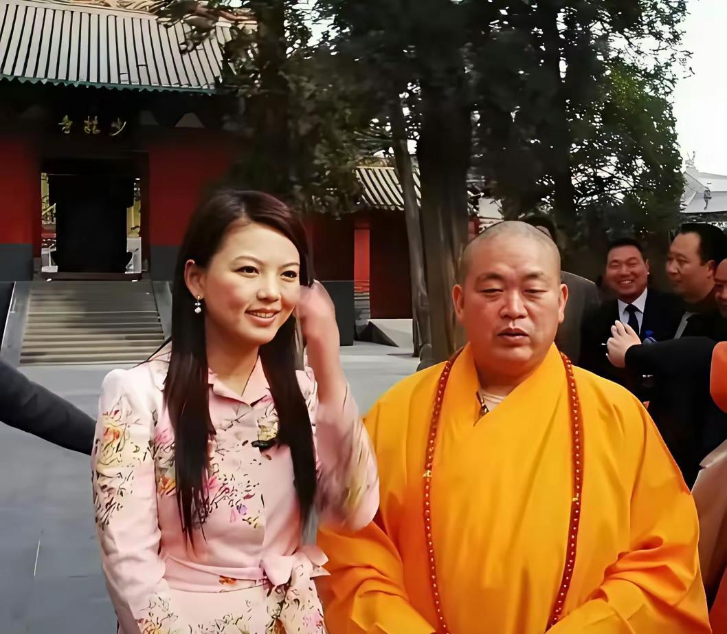 李湘做梦也没想到，随着释永信塌房，她多年前采访释永信的照片也被人扒出来。200