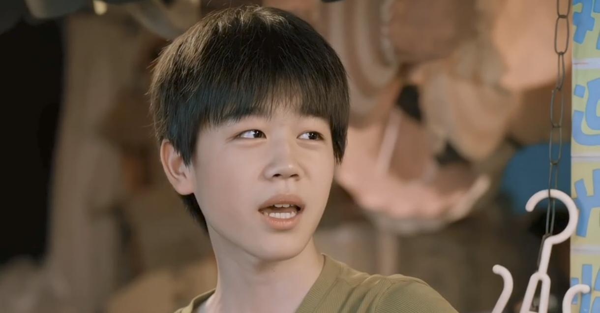 电视剧《隐身的名字》中，最大的败笔就是，何宇穹小时候和长大后的演员太割裂了。