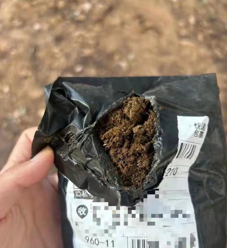 山东青岛，女子接到电话，通知有一份上门快递。她疑惑自己并没有下单购买物品，便让快