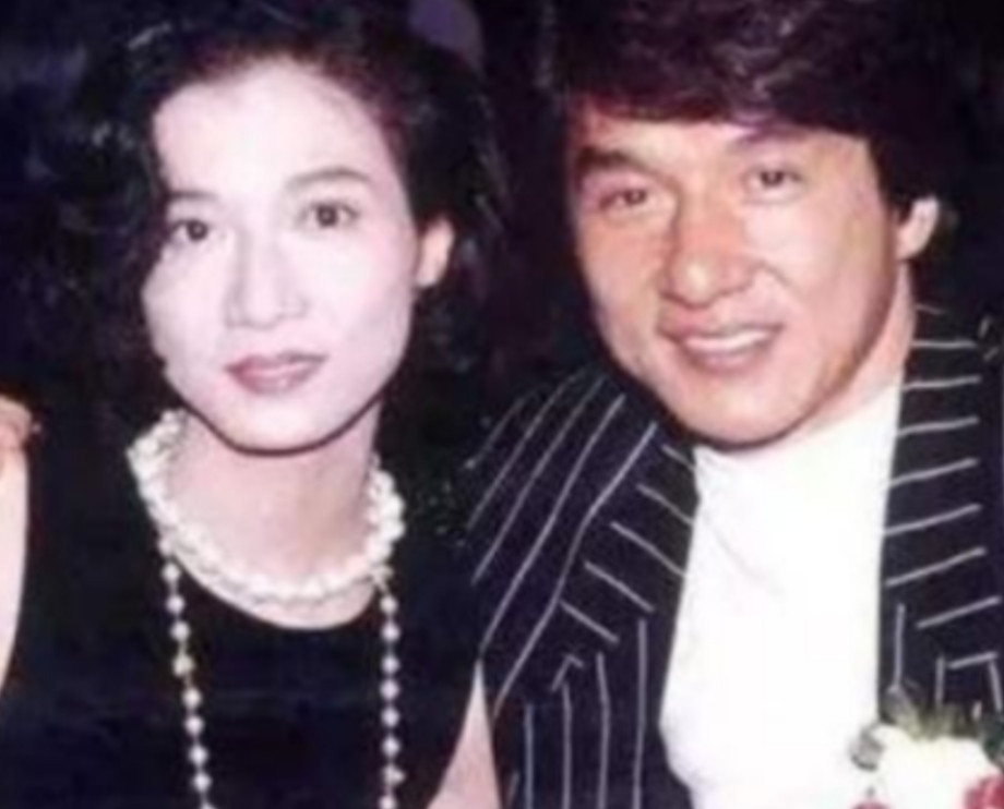 1999年，怀了孕的吴绮莉向成龙摊牌：“我一定会生下孩子的，如果你不承认，我就向