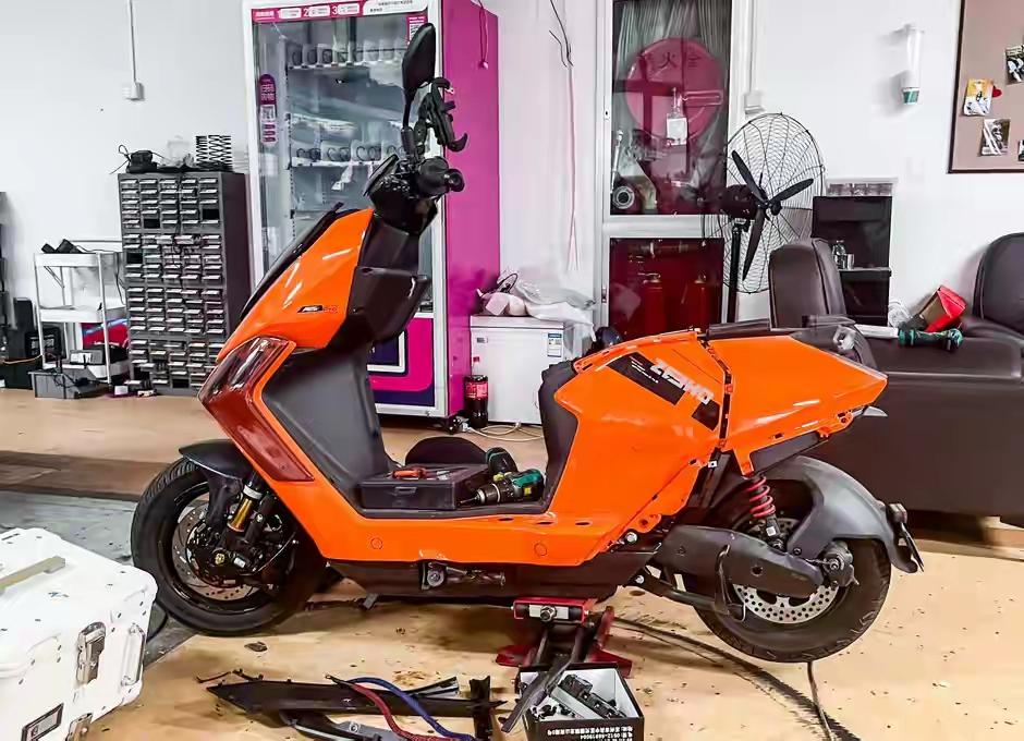 113码。一辆挂着绿牌的“电动自行车”，撞车瞬间飙到这个速度。安徽歙县那起事故，