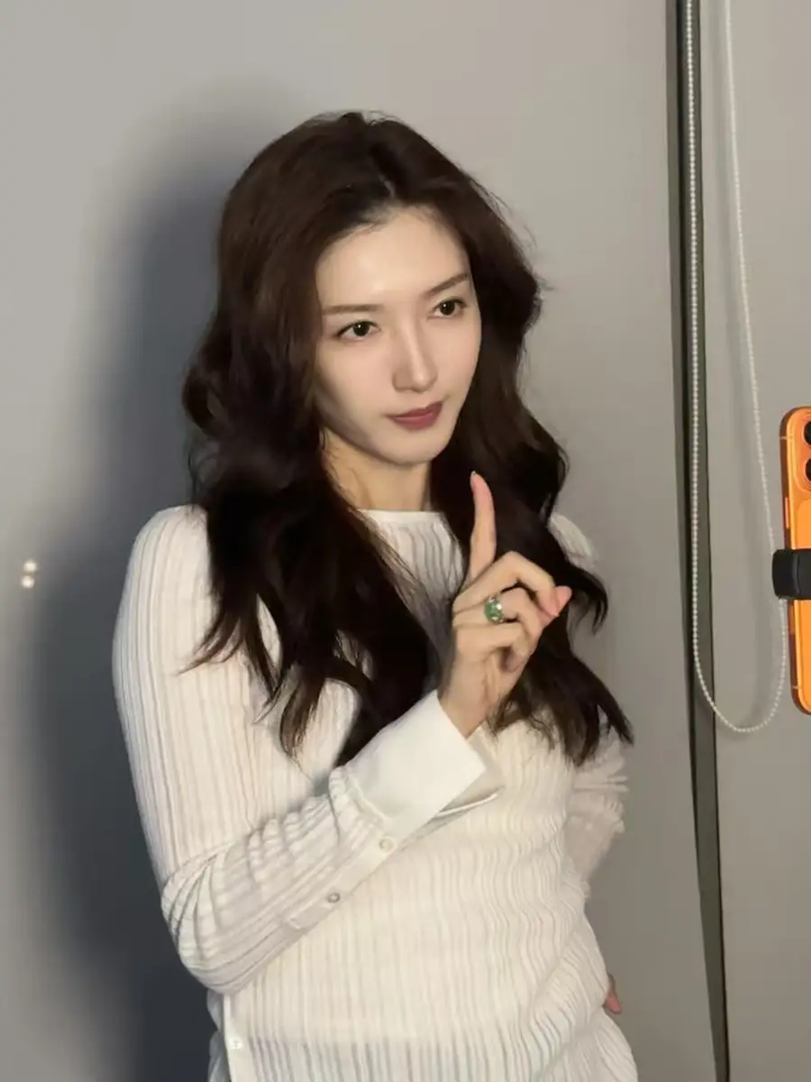 江疏影大波浪卷发温柔松弛穿针织衫练舞表管满分