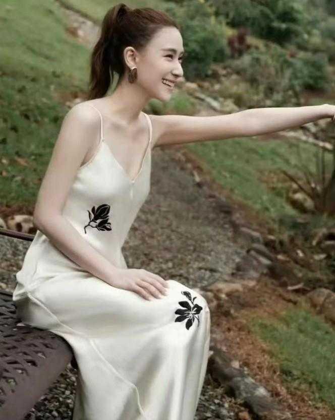 何超莲绝对算得‏‏上是富二‍代里的颜值‌天‎花‎‌⁠板﻿‍了，妥妥‏⁠‏的第‏一