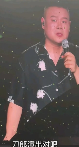 岳云鹏演唱会的两个小细节让我佩服！1.他提到刀郎开演唱会一个T恤唱满全场，特