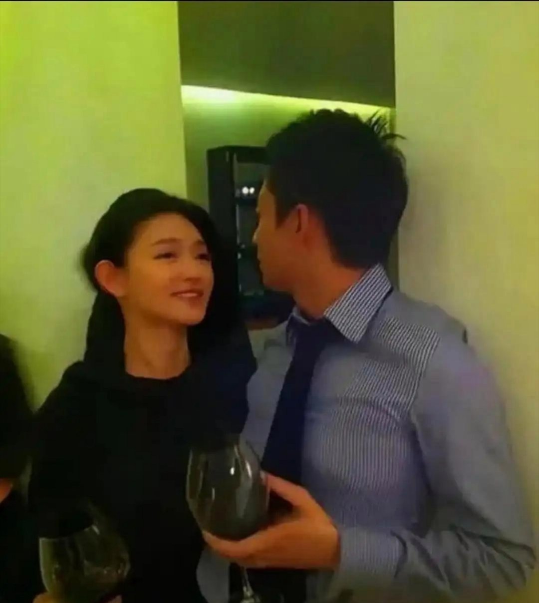 网传这是汪小菲和大S第一次见面的照片，大S看他的眼神，那叫一个专注，仿佛自带“锁