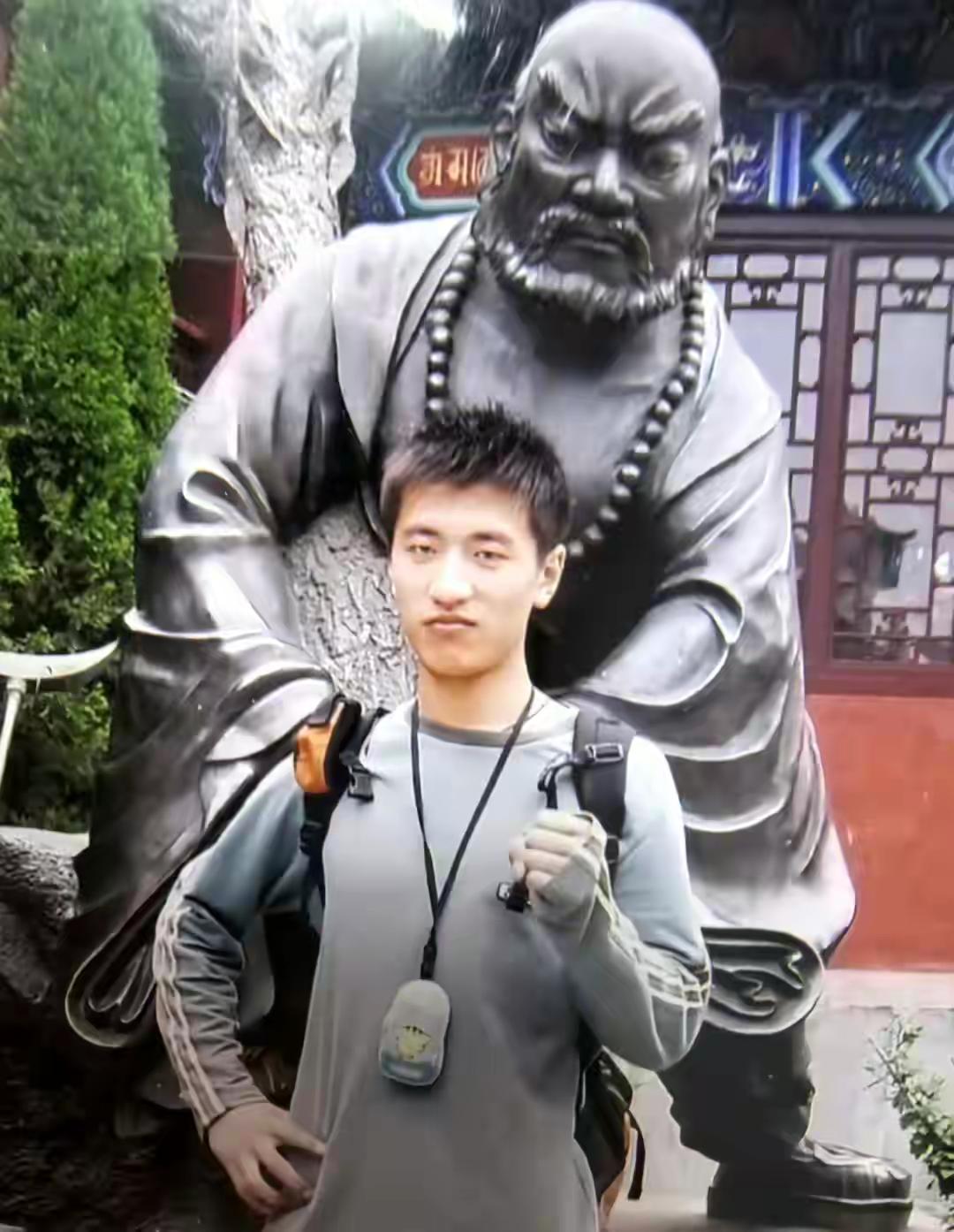 张雪峰年轻过，成功过，幸福过，就是没有落魄过。人生短暂又怎样？他的一生过得比很多