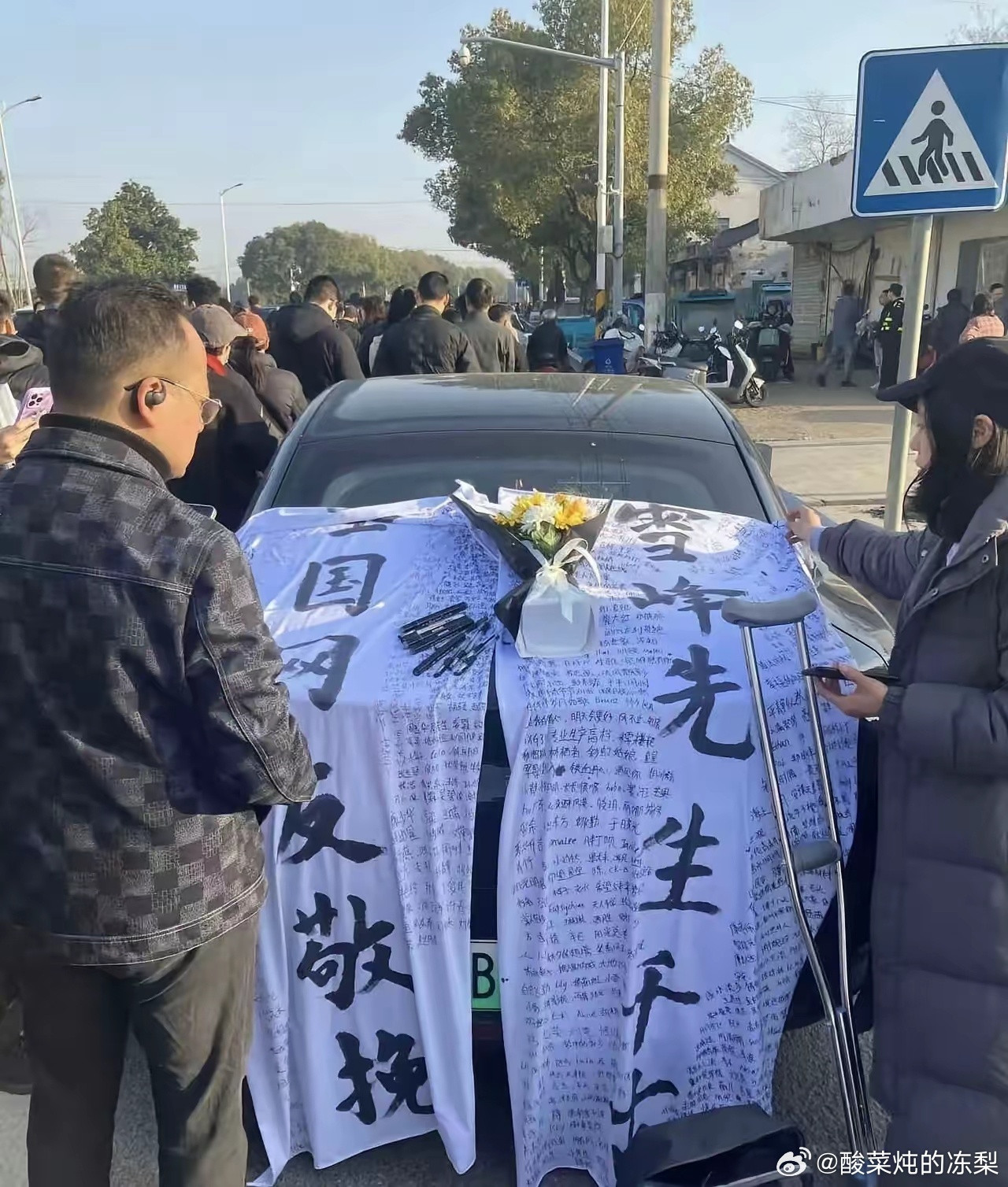 张雪峰追悼会，现场来了很多人来悼念。这种情况罕见！张雪峰已经超过了普通网红的意义