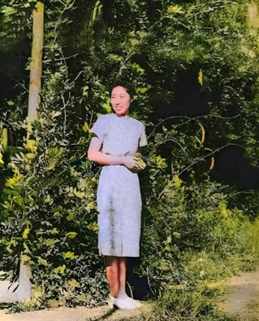 1946年王光美大学时期留影曝光，25岁的她展现出才貌双全的气质，一看就来自显赫