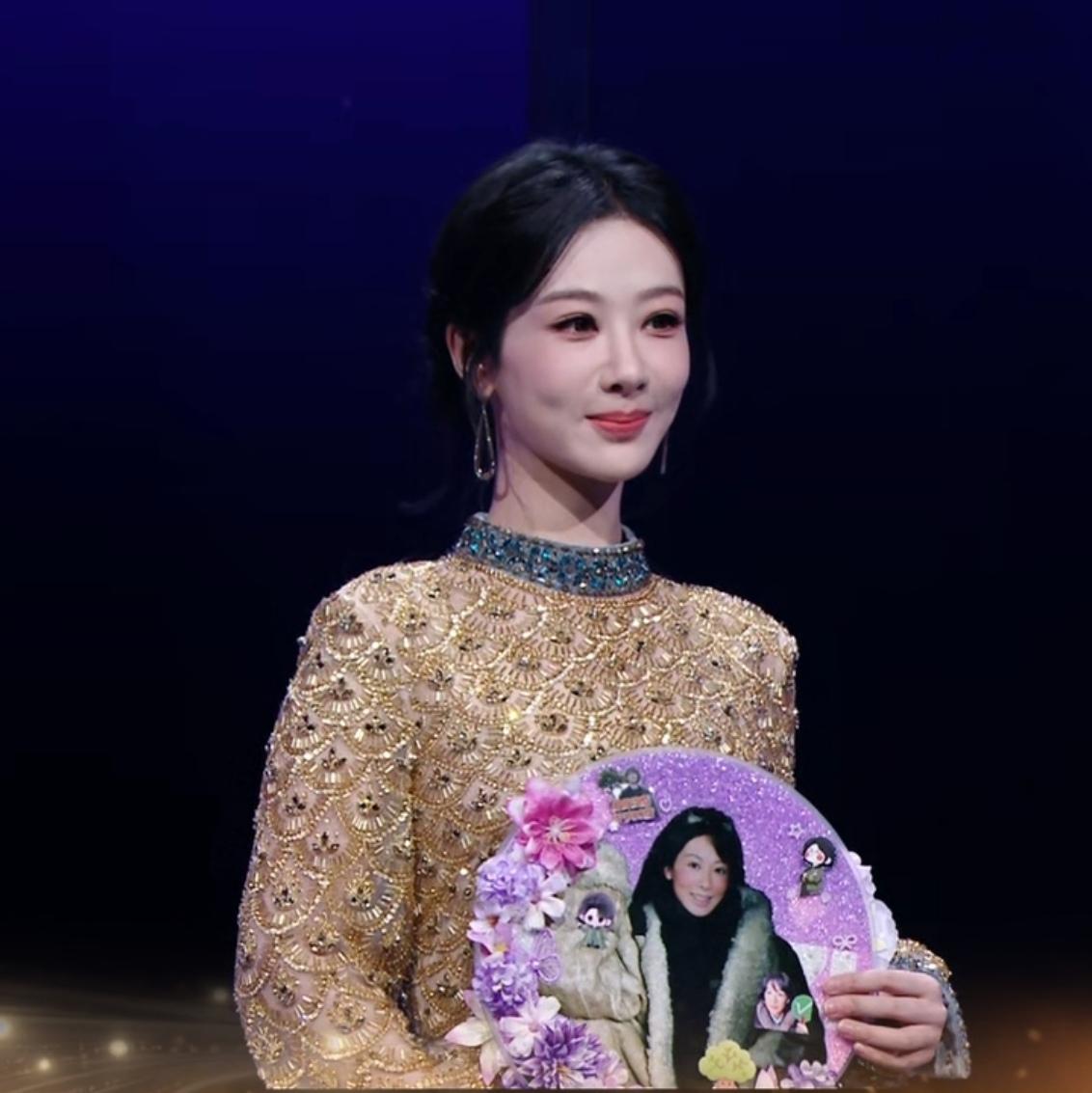 恭喜杨紫终于升咖了！不知大家有没有发现？今天的微博之夜红毯，有一个细节跟以前