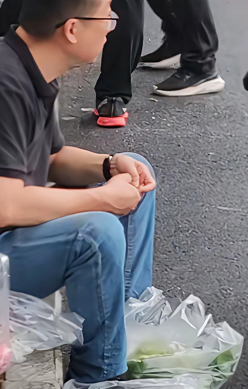 高考校门口奇葩多，孩子里面考试，爸爸在外面……考不好就早点回家吃饭！